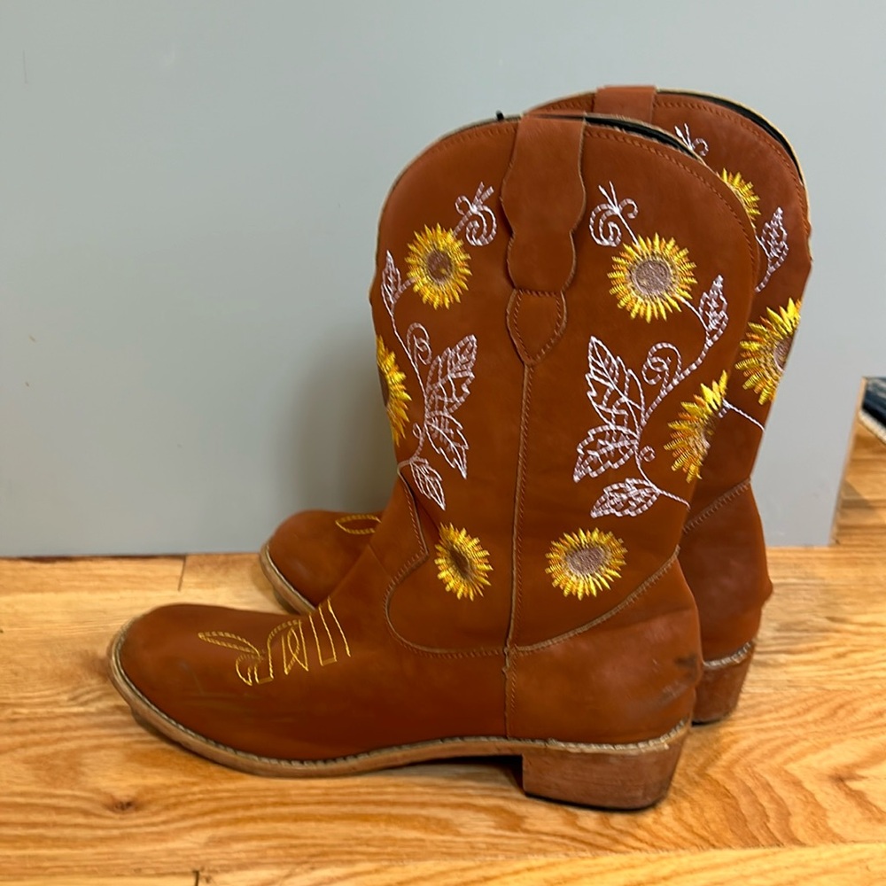 Size 40 cowgirl boots barely worn
